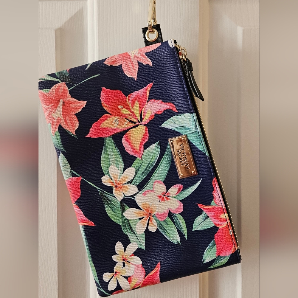 𝅺Victoria's Secret Wristlet / Makeup Bag